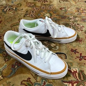 Niki women’s court legacy shoes